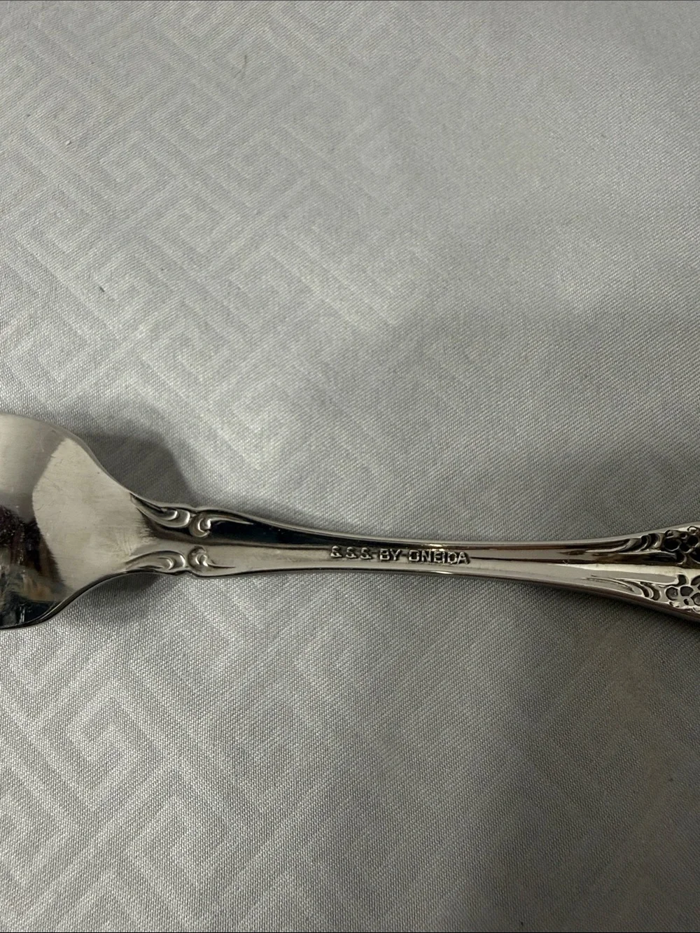 Oneida Stainless Flatware Renoir Pembrooke  Ornate Pierced Handle 20 Pc “READ”